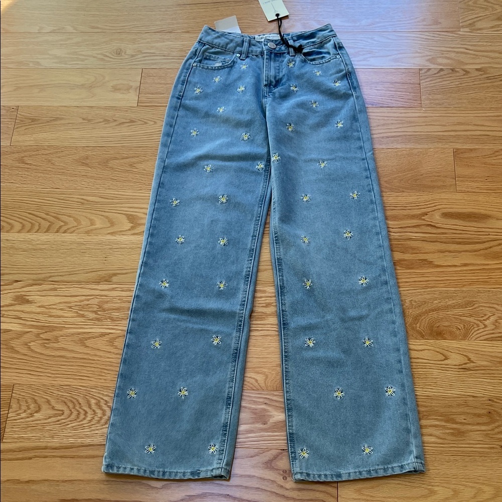 NWT! Ban.jara Size 00 floral embroidered high rise skater fit Jeans
